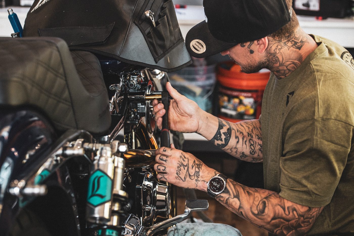Mecánico profesional trabajando en motocicleta
